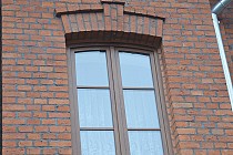 Okno wyremontowanej kamienicy